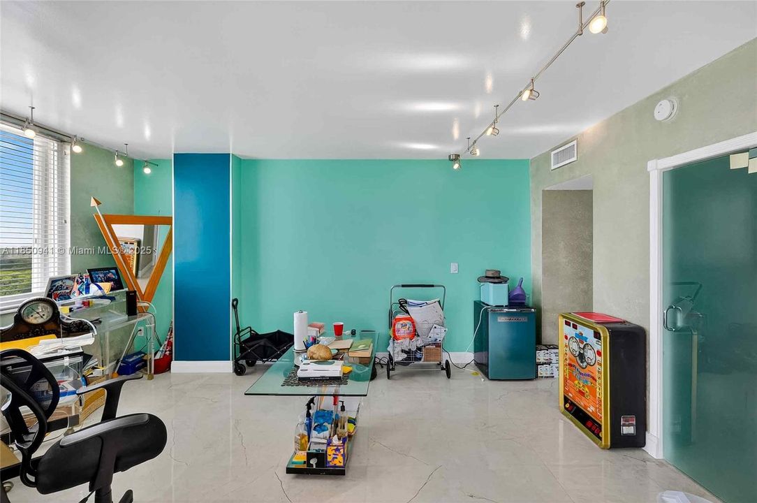 Active With Contract: $650,000 (3 beds, 2 baths, 1570 Square Feet)