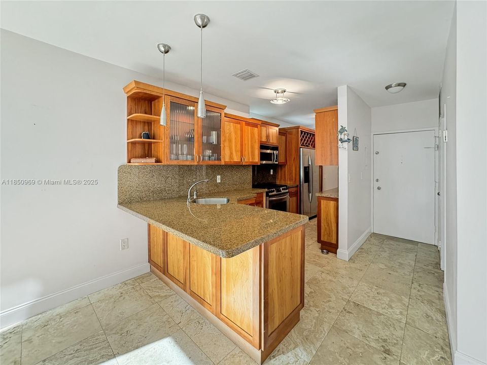 Vendido Recientemente: $874,999 (2 camas, 2 baños, 1590 Pies cuadrados)