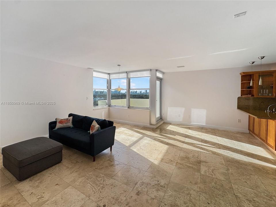 Vendido Recientemente: $874,999 (2 camas, 2 baños, 1590 Pies cuadrados)