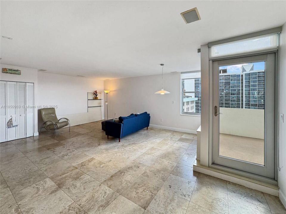 Vendido Recientemente: $874,999 (2 camas, 2 baños, 1590 Pies cuadrados)