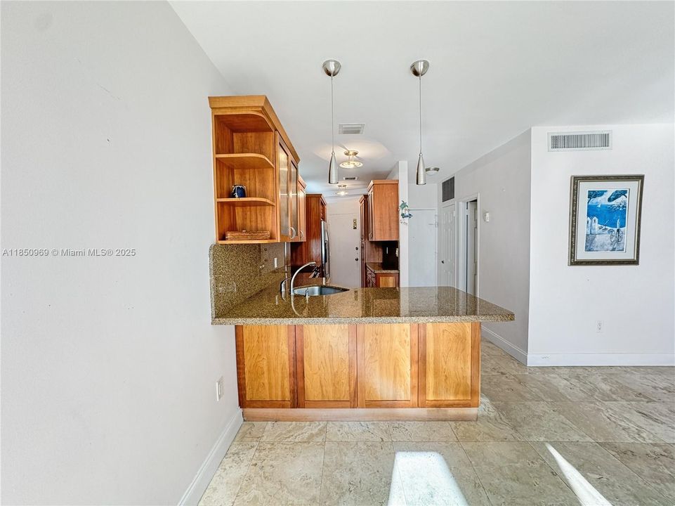 Vendido Recientemente: $874,999 (2 camas, 2 baños, 1590 Pies cuadrados)