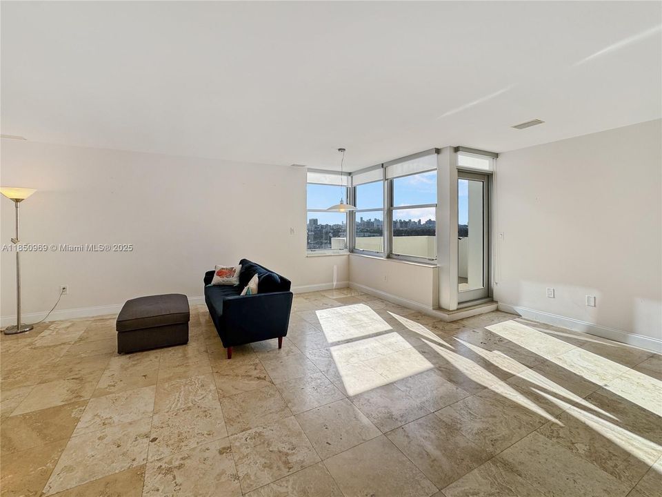 Vendido Recientemente: $874,999 (2 camas, 2 baños, 1590 Pies cuadrados)