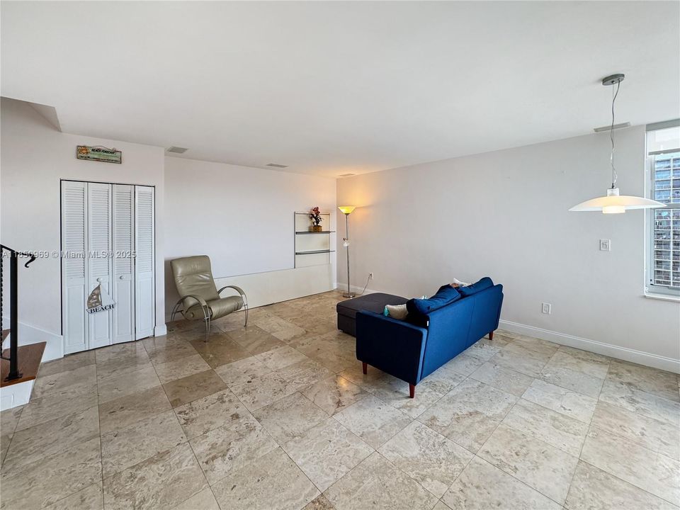 Vendido Recientemente: $874,999 (2 camas, 2 baños, 1590 Pies cuadrados)