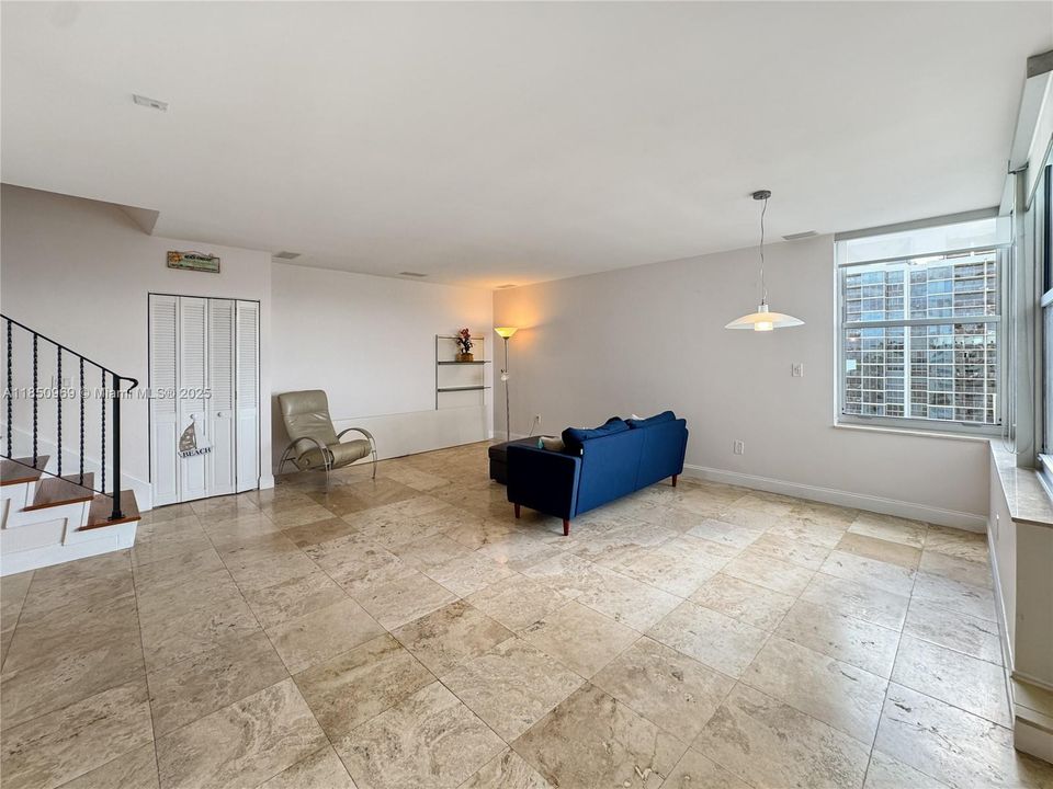 Vendido Recientemente: $874,999 (2 camas, 2 baños, 1590 Pies cuadrados)