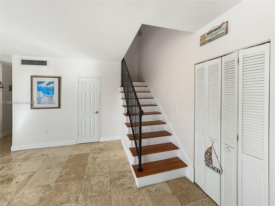 Vendido Recientemente: $874,999 (2 camas, 2 baños, 1590 Pies cuadrados)