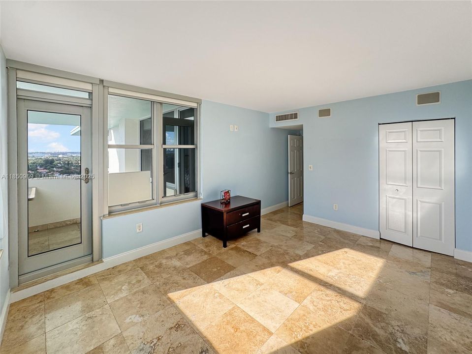 Vendido Recientemente: $874,999 (2 camas, 2 baños, 1590 Pies cuadrados)