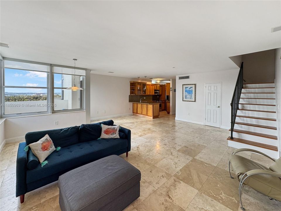 Vendido Recientemente: $874,999 (2 camas, 2 baños, 1590 Pies cuadrados)