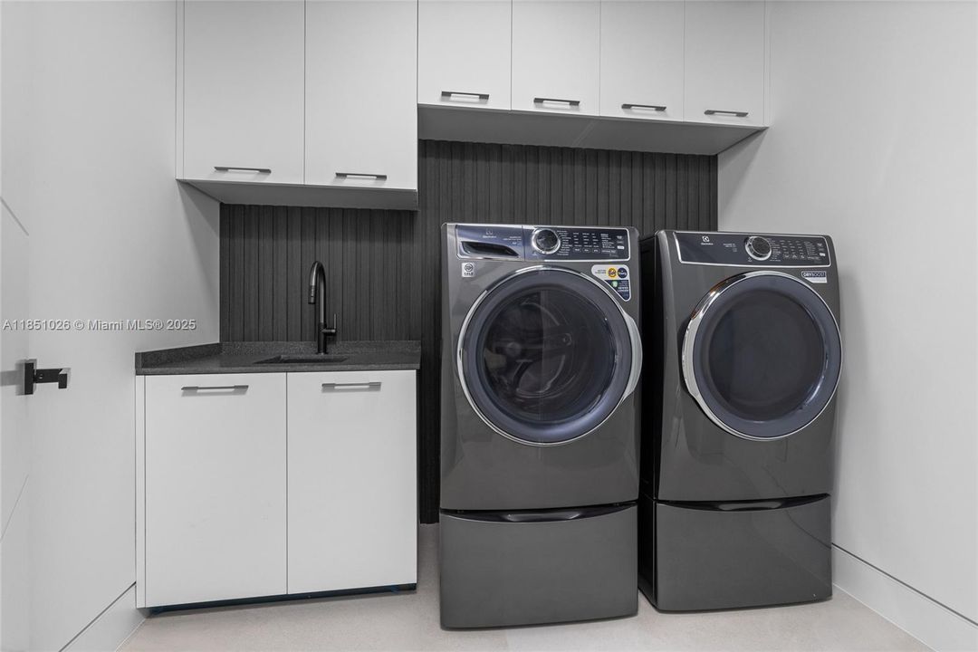 For Sale: $10,950,000 (8 beds, 8 baths, 8673 Square Feet)