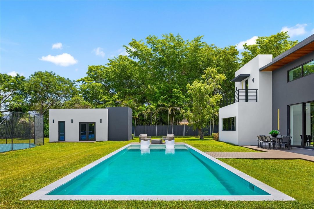 For Sale: $10,950,000 (8 beds, 8 baths, 8673 Square Feet)