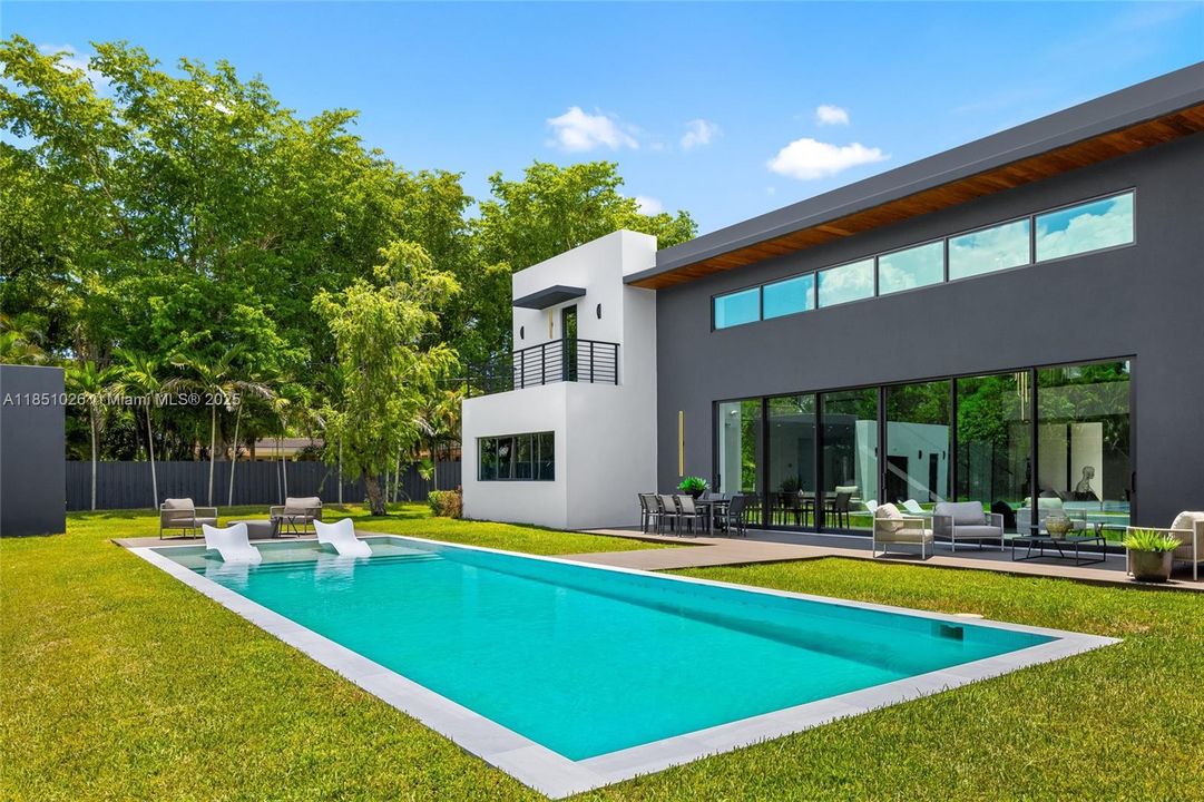 For Sale: $10,950,000 (8 beds, 8 baths, 8673 Square Feet)