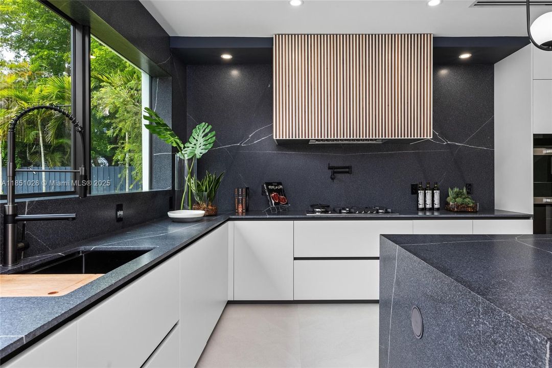 For Sale: $10,950,000 (8 beds, 8 baths, 8673 Square Feet)