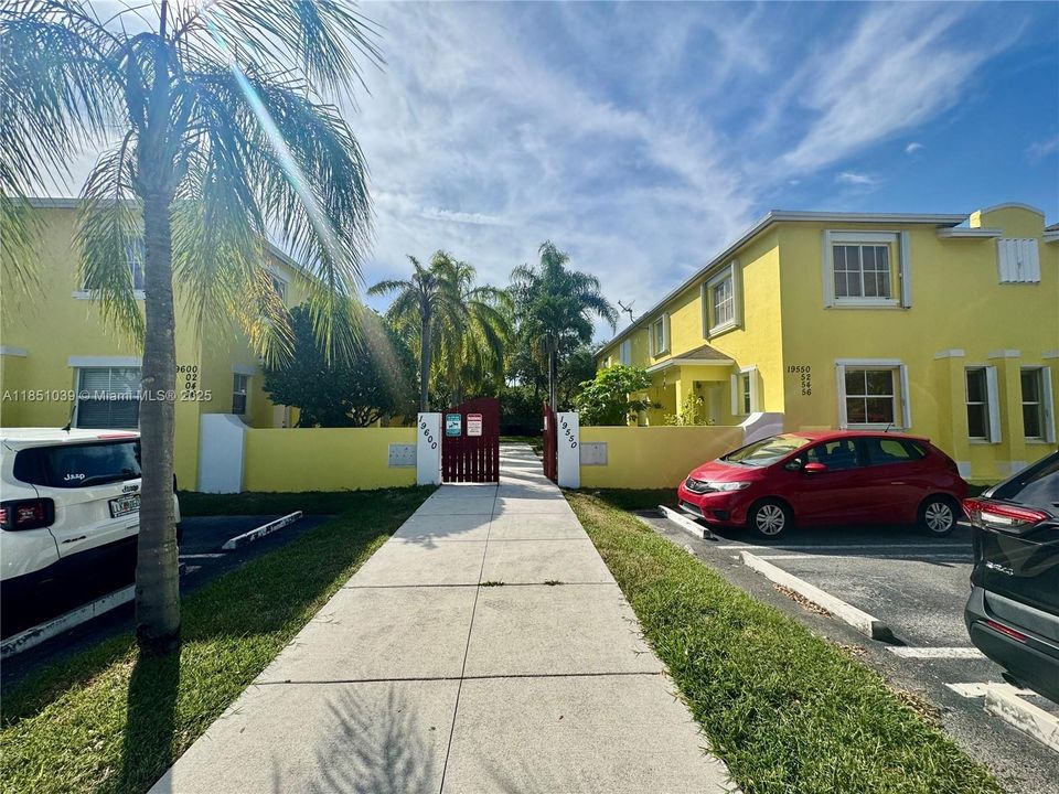 For Sale: $359,500 (2 beds, 2 baths, 1020 Square Feet)