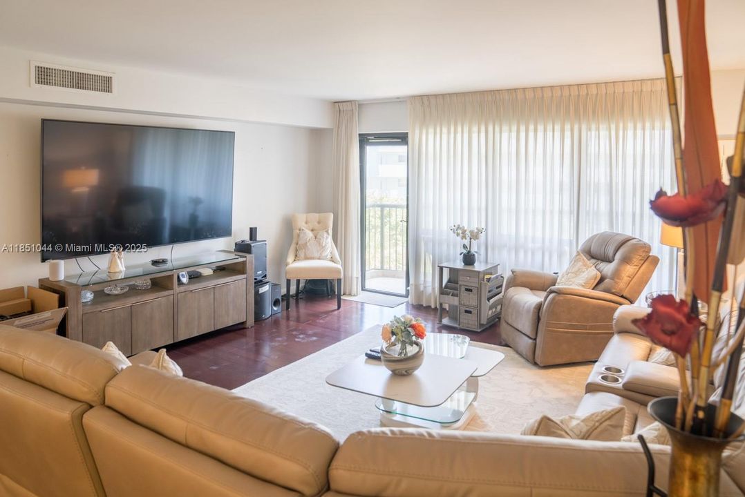 For Sale: $825,000 (3 beds, 2 baths, 1724 Square Feet)