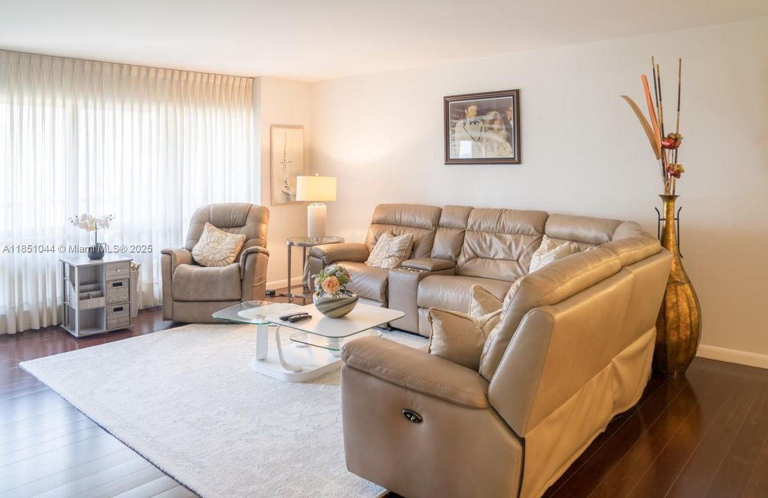 For Sale: $825,000 (3 beds, 2 baths, 1724 Square Feet)