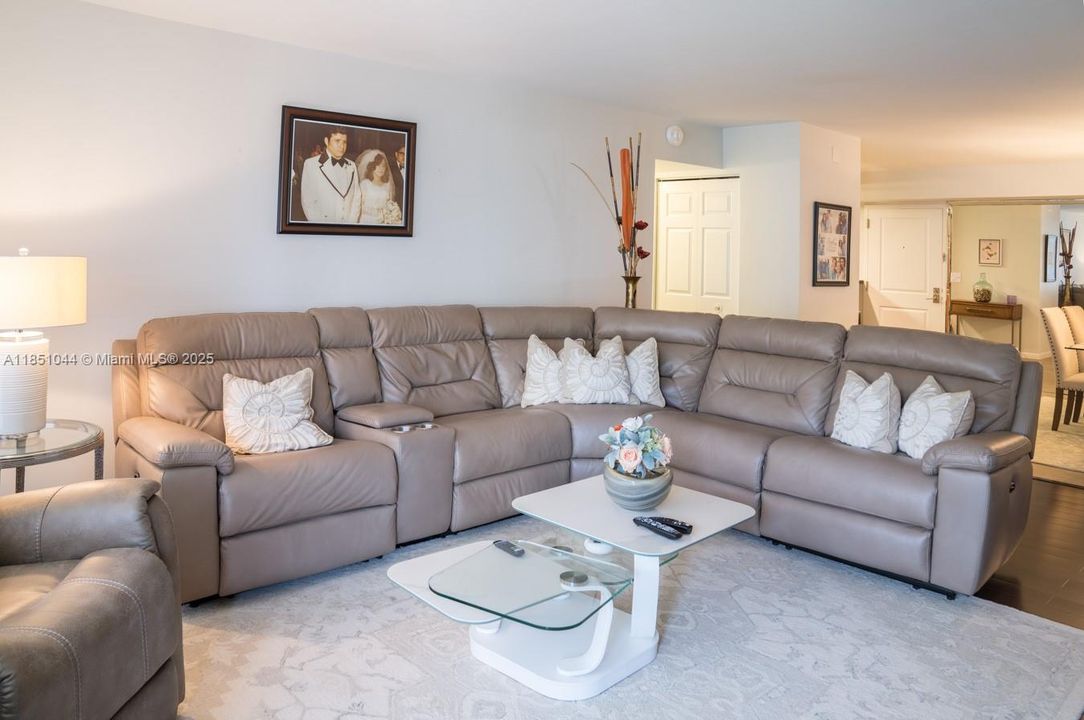 For Sale: $825,000 (3 beds, 2 baths, 1724 Square Feet)