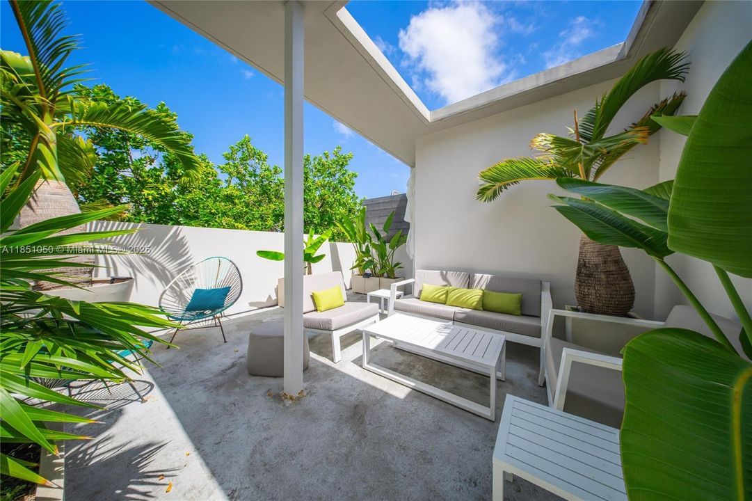 Active With Contract: $1,375,000 (2 beds, 2 baths, 1338 Square Feet)