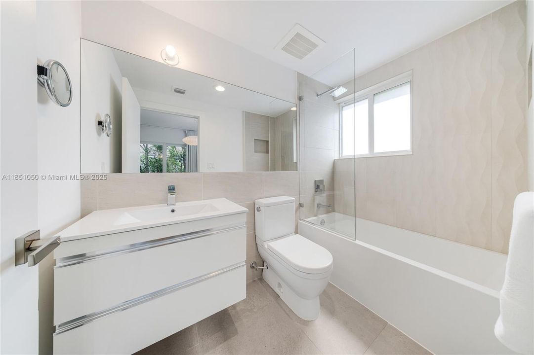 Active With Contract: $1,375,000 (2 beds, 2 baths, 1338 Square Feet)