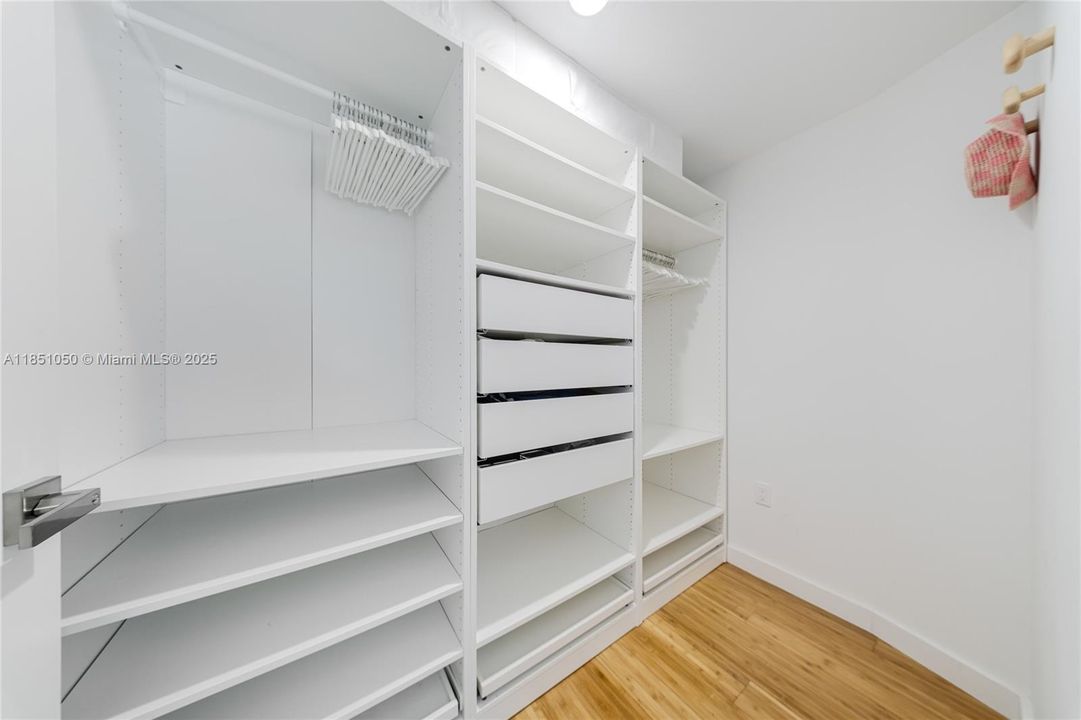 Active With Contract: $1,375,000 (2 beds, 2 baths, 1338 Square Feet)