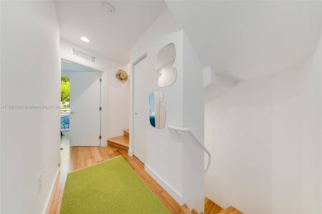 Active With Contract: $1,375,000 (2 beds, 2 baths, 1338 Square Feet)