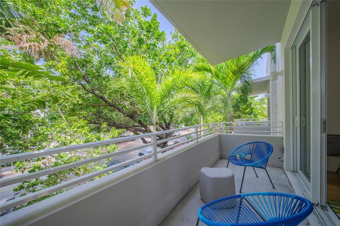 Active With Contract: $1,375,000 (2 beds, 2 baths, 1338 Square Feet)