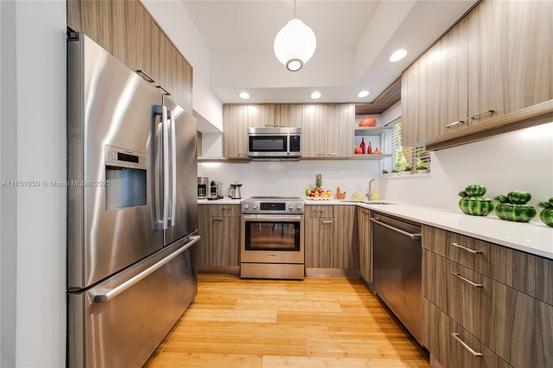 Active With Contract: $1,375,000 (2 beds, 2 baths, 1338 Square Feet)