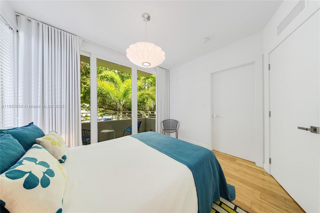 Active With Contract: $1,375,000 (2 beds, 2 baths, 1338 Square Feet)