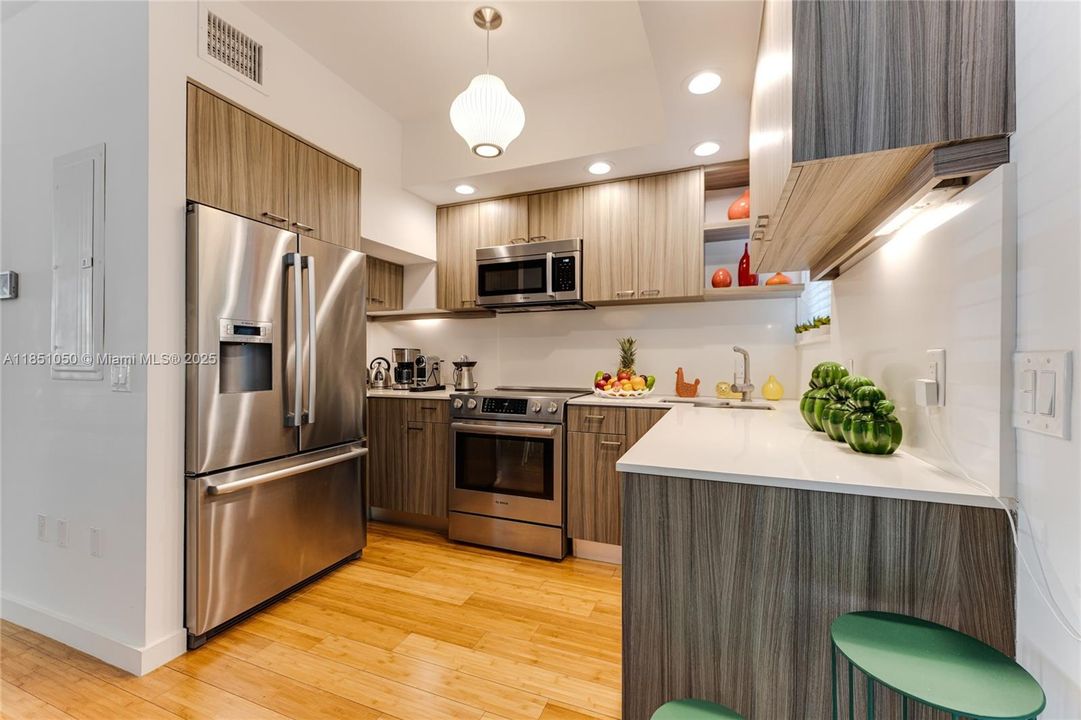 Active With Contract: $1,375,000 (2 beds, 2 baths, 1338 Square Feet)