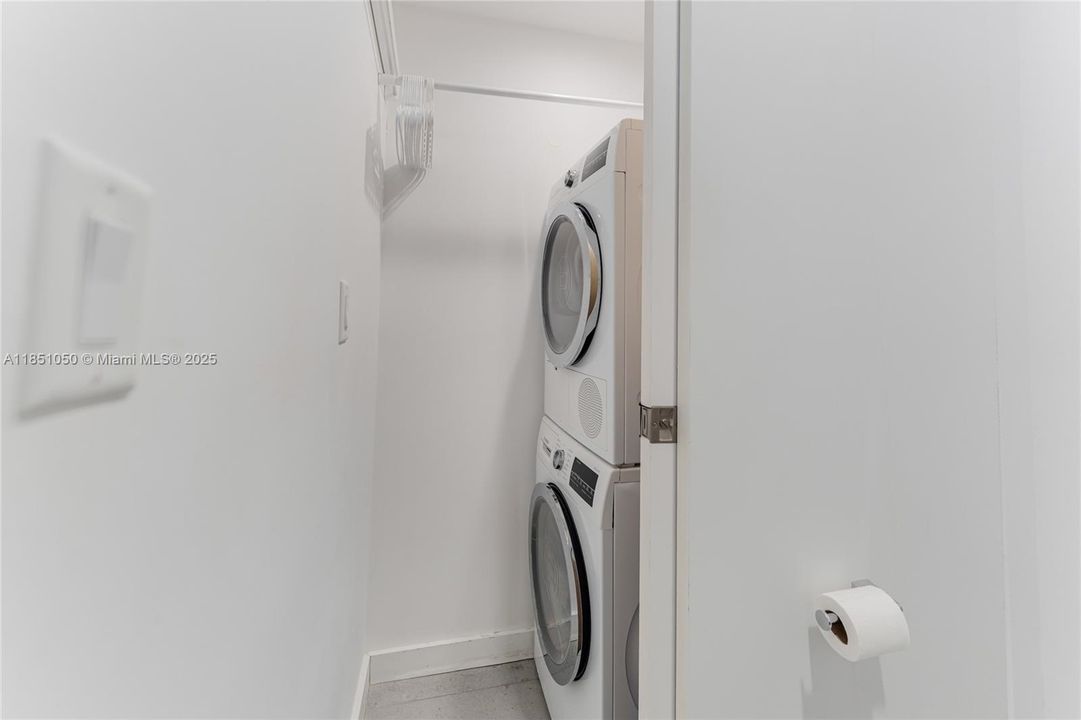 Active With Contract: $1,375,000 (2 beds, 2 baths, 1338 Square Feet)