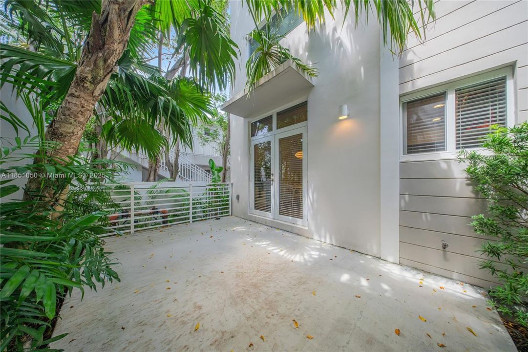 Active With Contract: $1,375,000 (2 beds, 2 baths, 1338 Square Feet)