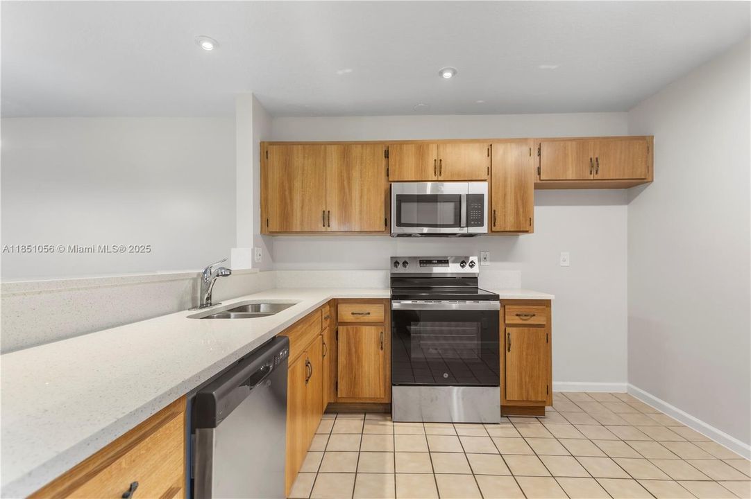 Vendido Recientemente: $319,900 (3 camas, 2 baños, 1502 Pies cuadrados)