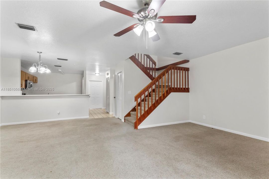 Vendido Recientemente: $319,900 (3 camas, 2 baños, 1502 Pies cuadrados)