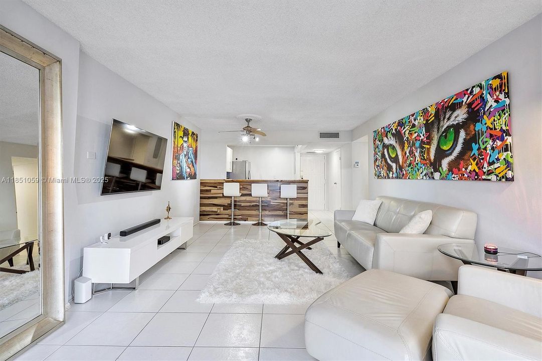 На продажу: $219,000 (1 спален, 1 ванн, 915 Квадратных фут)