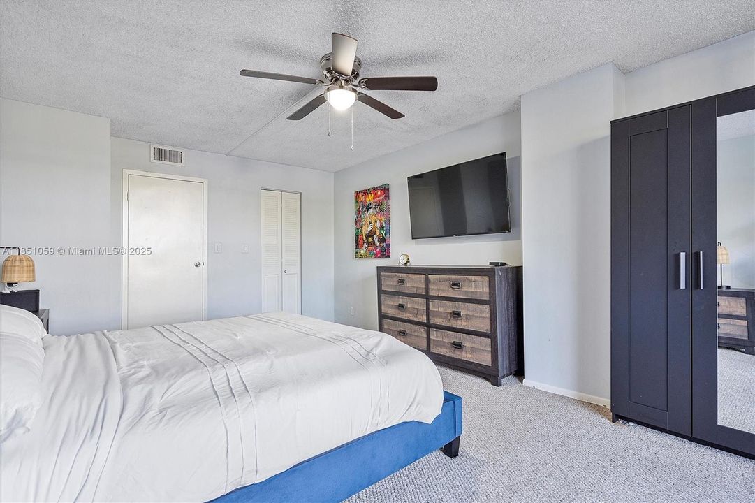 На продажу: $219,000 (1 спален, 1 ванн, 915 Квадратных фут)