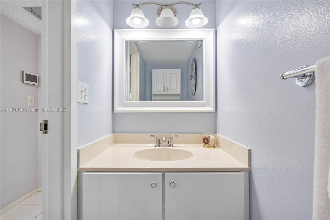 На продажу: $219,000 (1 спален, 1 ванн, 915 Квадратных фут)