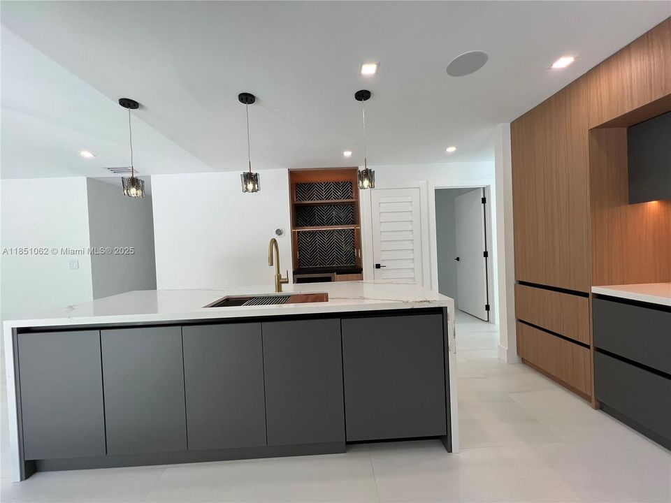 Recently Sold: $1,780,000 (4 beds, 2 baths, 2356 Square Feet)