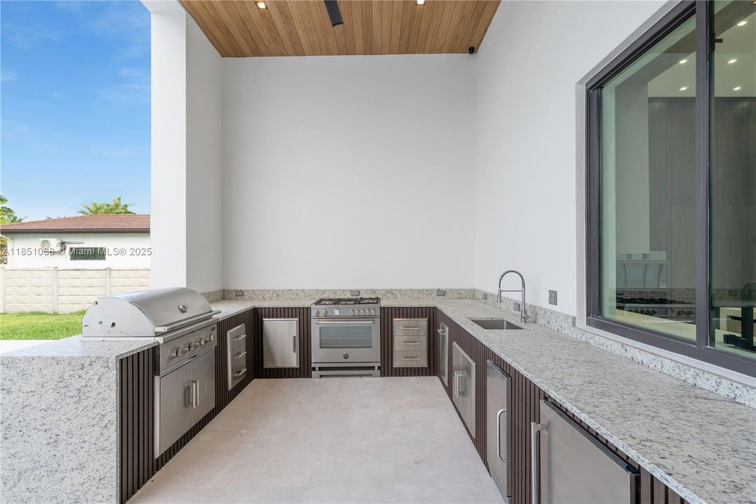 Full outdorr kitchen