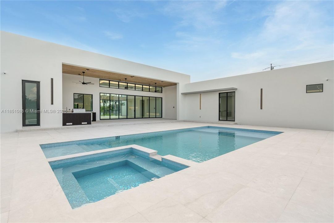 Back structure and pool view