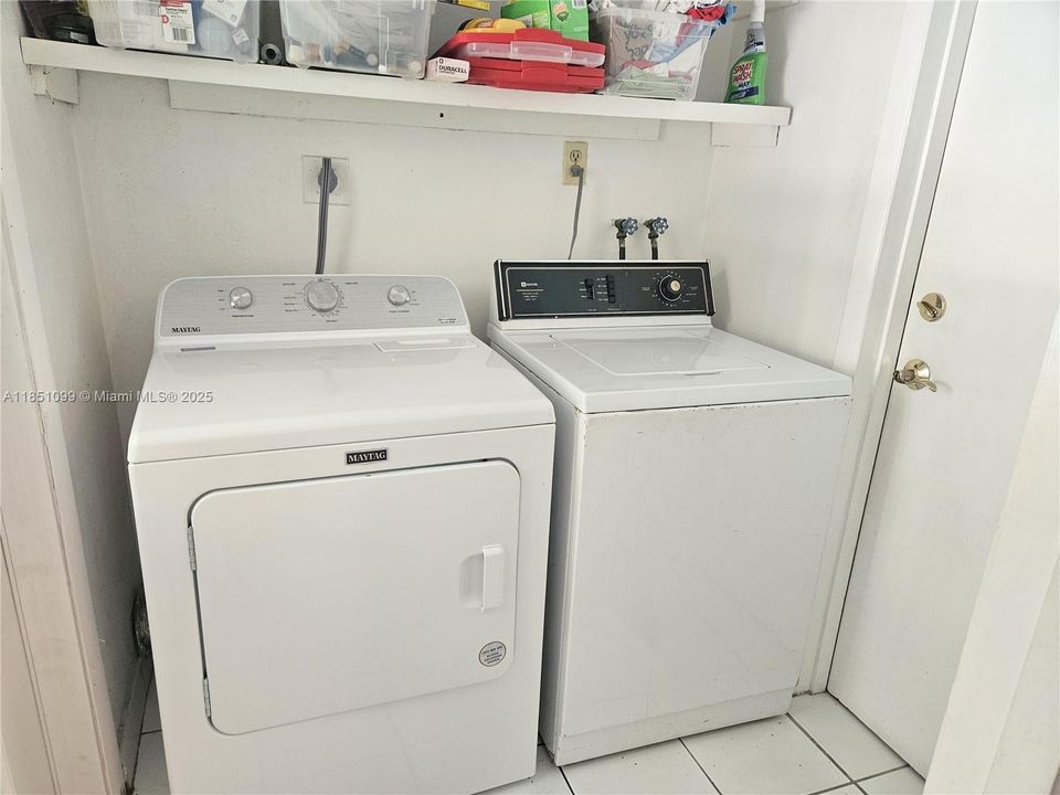 Recently Sold: $1,000,000 (4 beds, 3 baths, 1995 Square Feet)