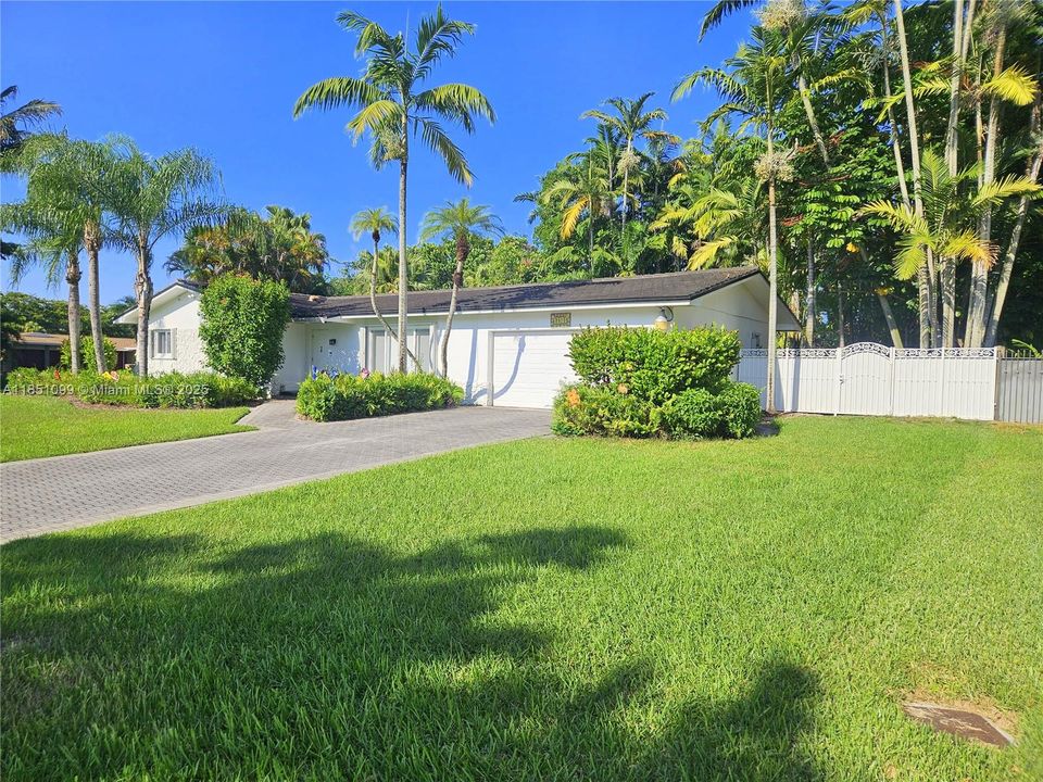 Recently Sold: $1,000,000 (4 beds, 3 baths, 1995 Square Feet)