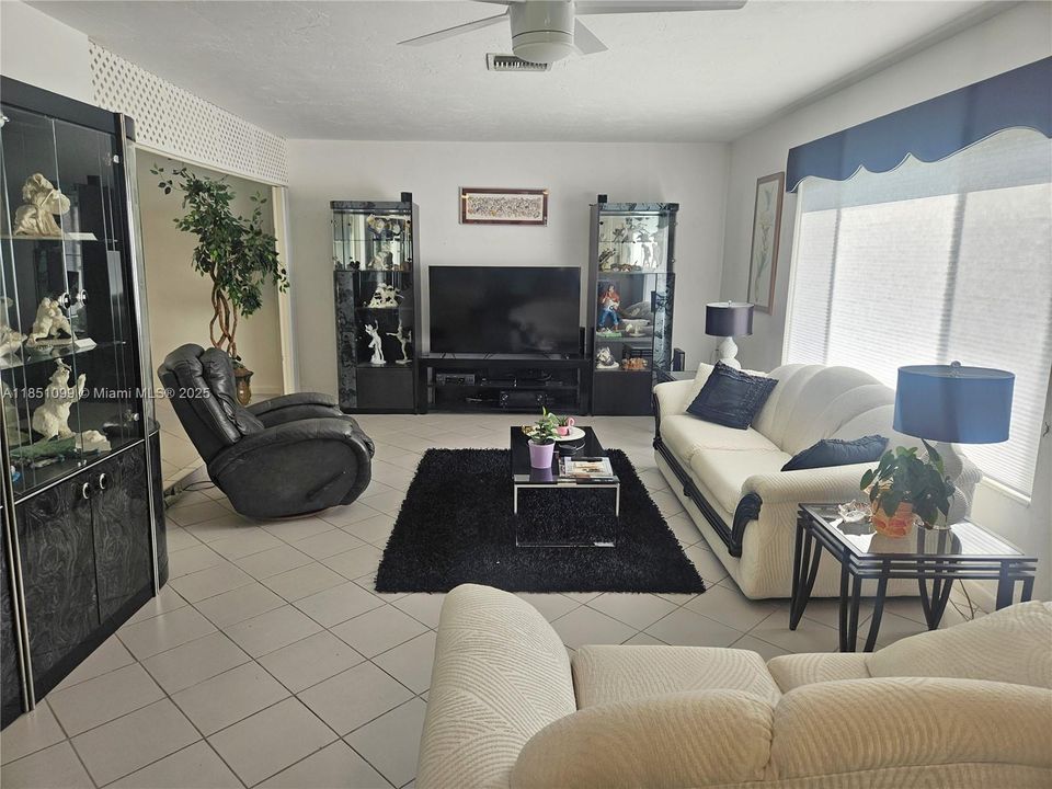 Recently Sold: $1,000,000 (4 beds, 3 baths, 1995 Square Feet)