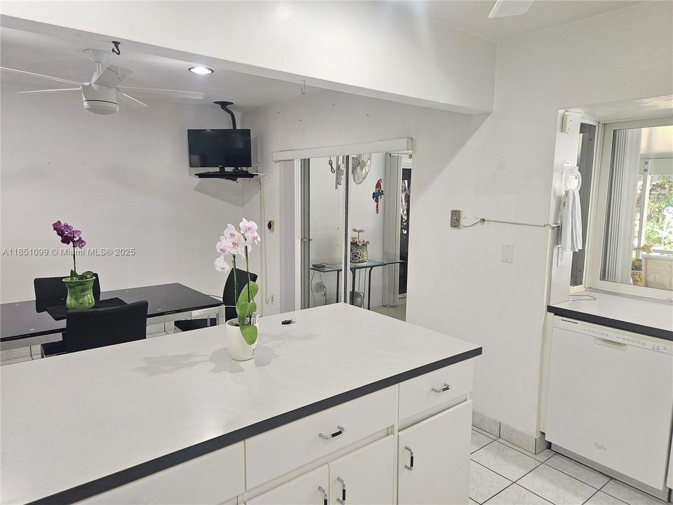 Recently Sold: $1,000,000 (4 beds, 3 baths, 1995 Square Feet)