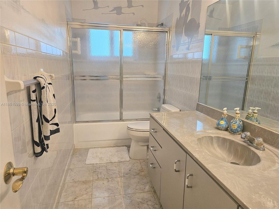 Recently Sold: $1,000,000 (4 beds, 3 baths, 1995 Square Feet)