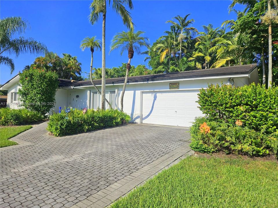 Recently Sold: $1,000,000 (4 beds, 3 baths, 1995 Square Feet)