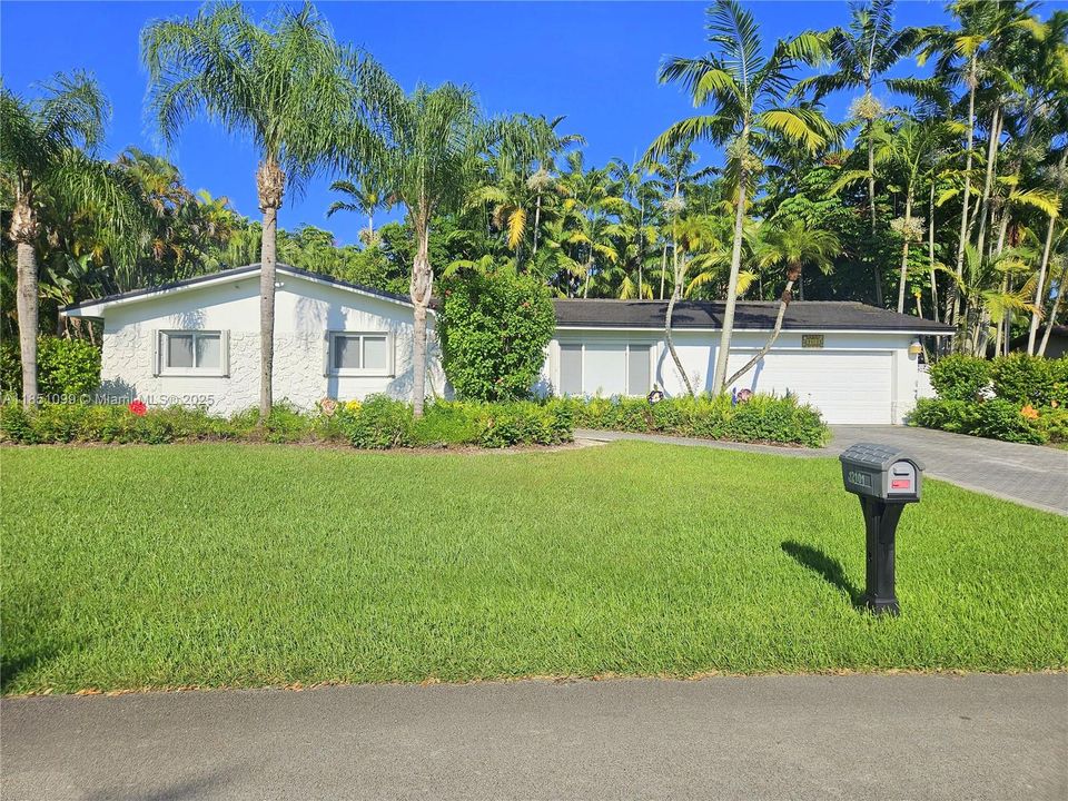 Recently Sold: $1,000,000 (4 beds, 3 baths, 1995 Square Feet)