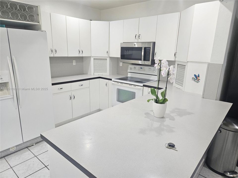 Recently Sold: $1,000,000 (4 beds, 3 baths, 1995 Square Feet)