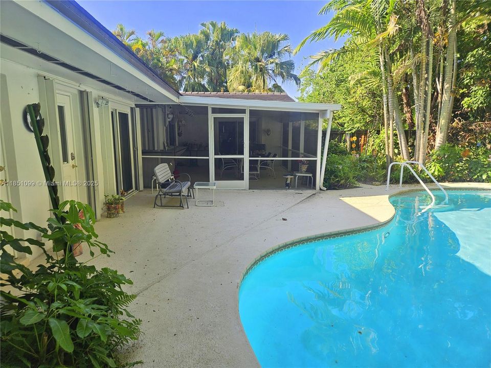 Recently Sold: $1,000,000 (4 beds, 3 baths, 1995 Square Feet)