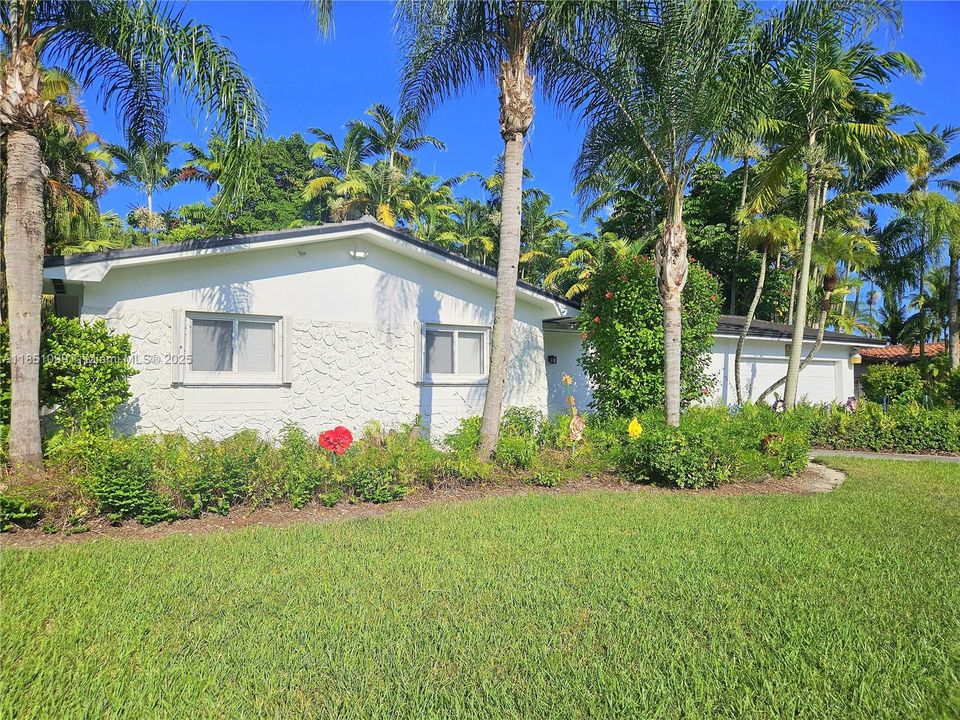 Recently Sold: $1,000,000 (4 beds, 3 baths, 1995 Square Feet)