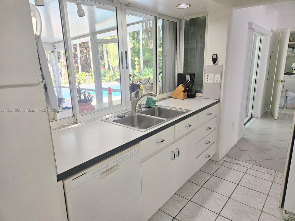 Recently Sold: $1,000,000 (4 beds, 3 baths, 1995 Square Feet)