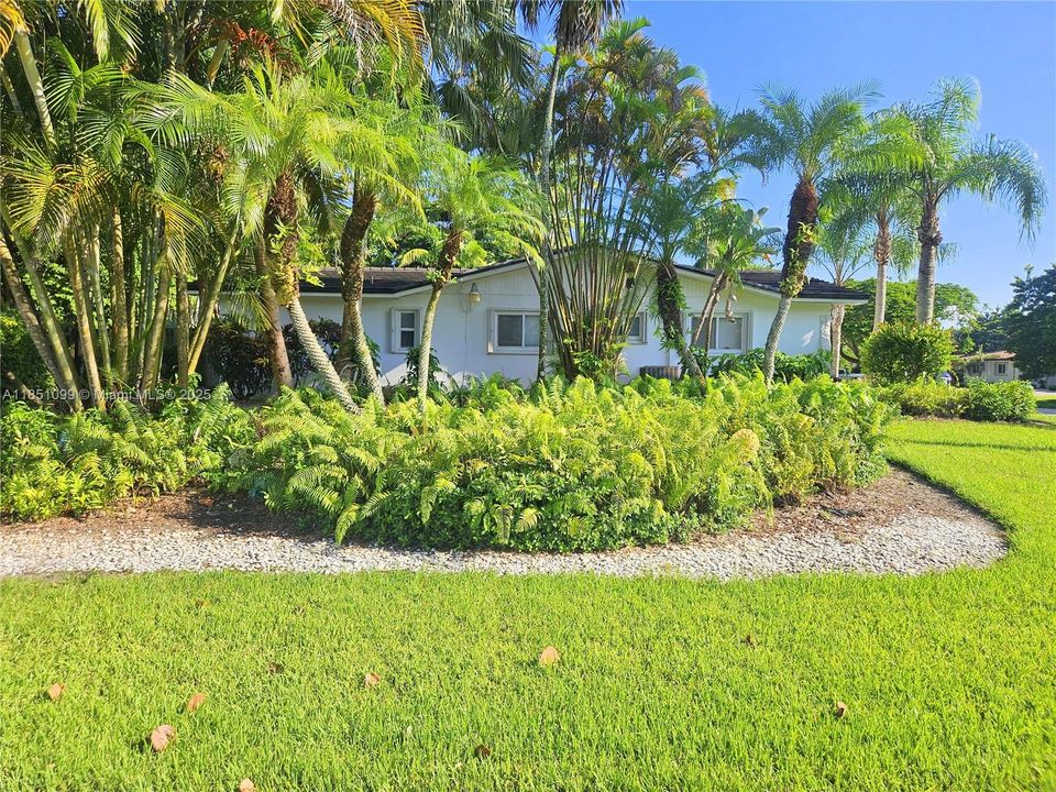 Recently Sold: $1,000,000 (4 beds, 3 baths, 1995 Square Feet)