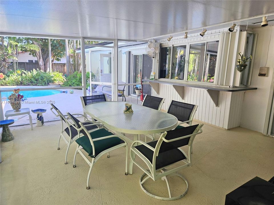 Recently Sold: $1,000,000 (4 beds, 3 baths, 1995 Square Feet)